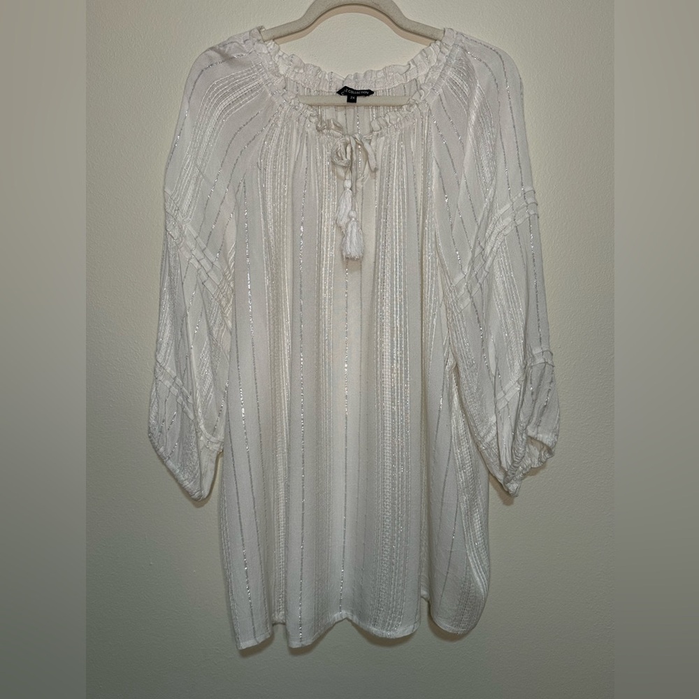 Women’s 2x: Soft white rayon top w/silver metallic stitching. Raglan 3/4 sleeves
